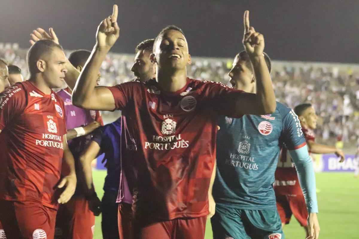 17 rodada - 17/8

Botafogo-PB 0x1 Nutico - A classificao
No mesmo estdio e contra o mesmo adversrio que havia perdido a semifinal da Copa do Nordeste meses antes, o Nutico dessa vez voltou para o Recife com um final feliz. Em um confronto direto pela classificao s quartas de final, o Timbu, que precisava apenas de um empate, fez mais. Melhor em campo, venceu o Botafogo-PB por 1 a 0, e carimbou a sua vaga com uma rodada de antecedncia. Tambm comeava a brilhar a estrela do atacante lvaro, que marcaria o primeiro de uma srie de gols decisivos.