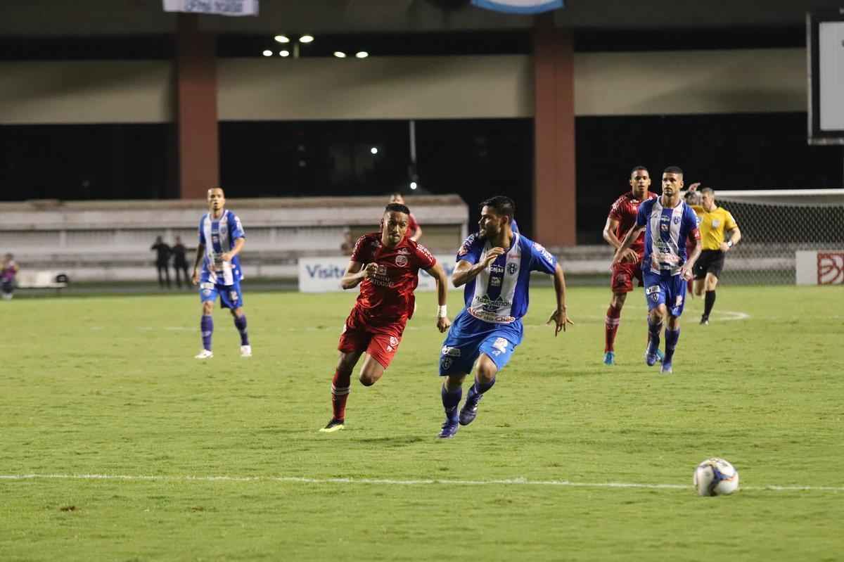 Quartas de final

Jogo de ida - 1/9

Paysandu 0x0 Nutico
Em um jogo marcado por um gramado pesado, muita tenso e poucas oportunidades de gol, o Nutico conseguiu um bom resultado em Belm. A deciso do acesso  Srie B seria nos Aflitos. Lotado.