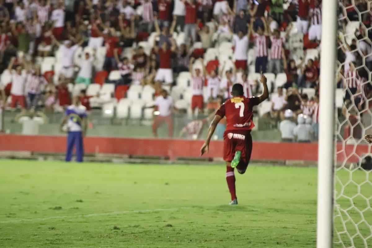 Jogo de volta - 22/9 

Nutico 2 (4) x (3) 2 Juventude - Novamente nos pnaltis

Ainda com as lembranas vivas do jogo contra o Paysandu, o torcedor do Nutico se viu novamente envolvido em uma deciso por pnaltis. Dessa vez, aps abrir 2 a 0 no tempo normal, o que garantiria a classificao no tempo normal, os alvirrubros tiveram uma queda de rendimento na etapa final e deixaram o Juventude diminuir e igualar o placar agregado. Nas penalidades, porm, os gachos desperdiaram duas cobranas e coube novamente a Matheus Carvalho encerrar a srie e levar o Timbu para uma deciso indita.