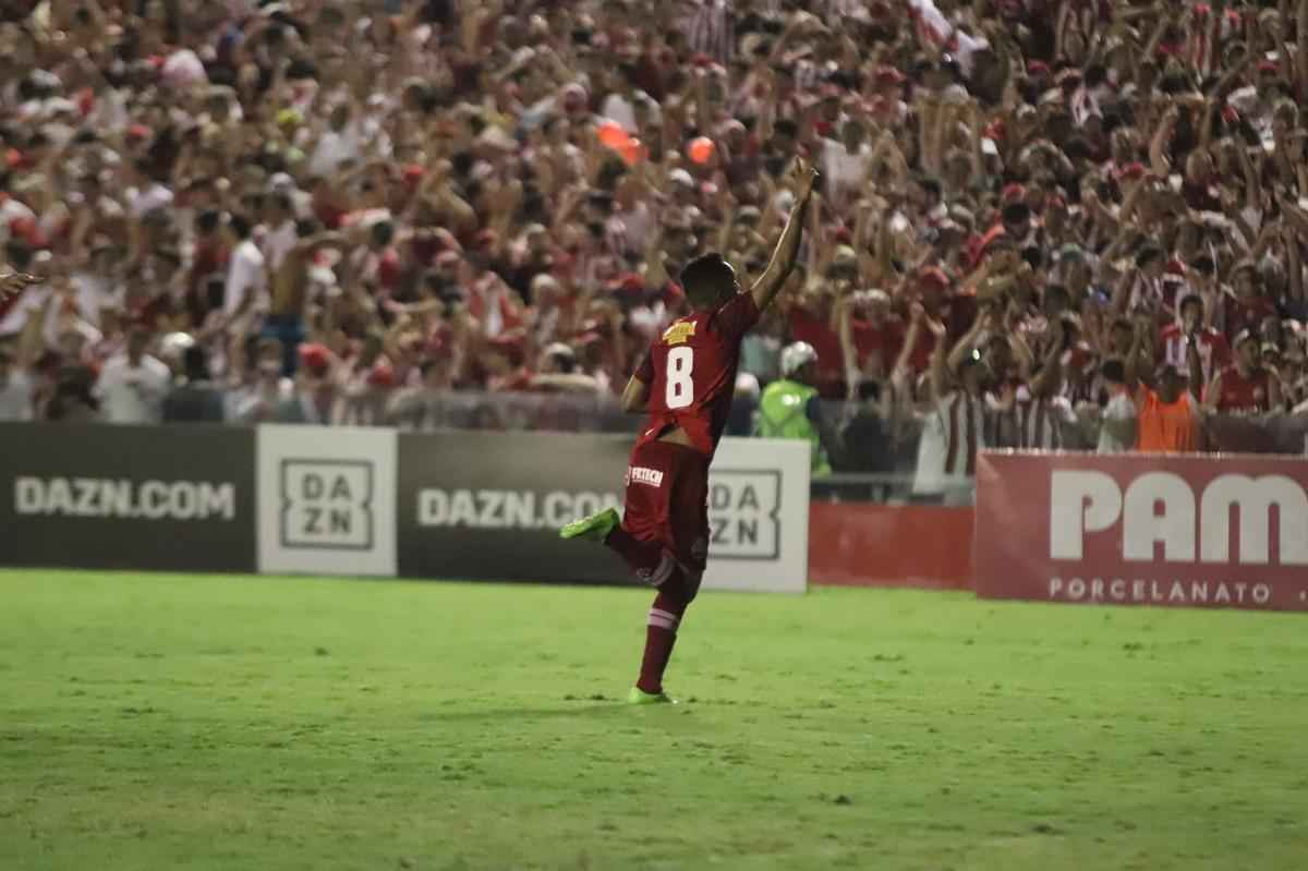 Final

Jogo de ida - 29/9 - Nutico 3 x 1 Sampaio Corra - Passo importante para a taa

No derradeiro jogo do Nutico nos Aflitos na temporada que marcou o retorno oficial ao estdio, os alvirrubros conseguiram a quarta vitria seguida sobre os maranhenses na temporada (trs pela Srie C e uma pela Copa do Nordeste). Mais do que isso, a vantagem de dois gols deu a tranquilidade necessria para o jogo da volta. A taa da Srie C comeava a ganhar os traos em vermelho e branco.
