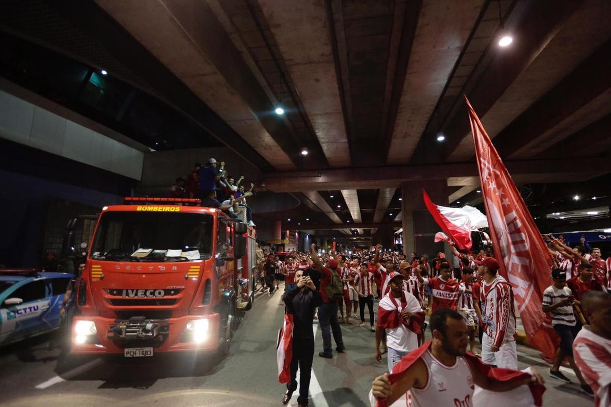 Jogadores, comisso tcnica e diretoria do Nutico foram recebidos com festa no desembarque aps a conquista do ttulo da Srie C do Campeonato Brasileiro, diante do Sampaio Corra. A delegao alvirrubra desembarcou em solo pernambucano pouco depois das 23h30 e seguiu em carro aberto para a sede do clube, no bairro dos Aflitos