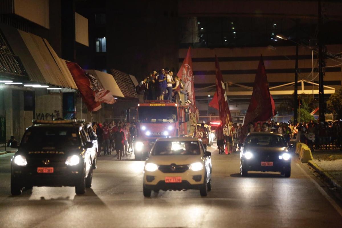 Jogadores, comisso tcnica e diretoria do Nutico foram recebidos com festa no desembarque aps a conquista do ttulo da Srie C do Campeonato Brasileiro, diante do Sampaio Corra. A delegao alvirrubra desembarcou em solo pernambucano pouco depois das 23h30 e seguiu em carro aberto para a sede do clube, no bairro dos Aflitos