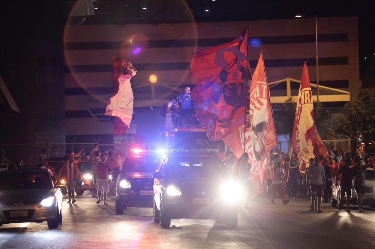Jogadores, comisso tcnica e diretoria do Nutico foram recebidos com festa no desembarque aps a conquista do ttulo da Srie C do Campeonato Brasileiro, diante do Sampaio Corra. A delegao alvirrubra desembarcou em solo pernambucano pouco depois das 23h30 e seguiu em carro aberto para a sede do clube, no bairro dos Aflitos