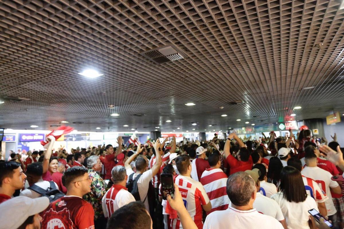 Jogadores, comisso tcnica e diretoria do Nutico foram recebidos com festa no desembarque aps a conquista do ttulo da Srie C do Campeonato Brasileiro, diante do Sampaio Corra. A delegao alvirrubra desembarcou em solo pernambucano pouco depois das 23h30 e seguiu em carro aberto para a sede do clube, no bairro dos Aflitos