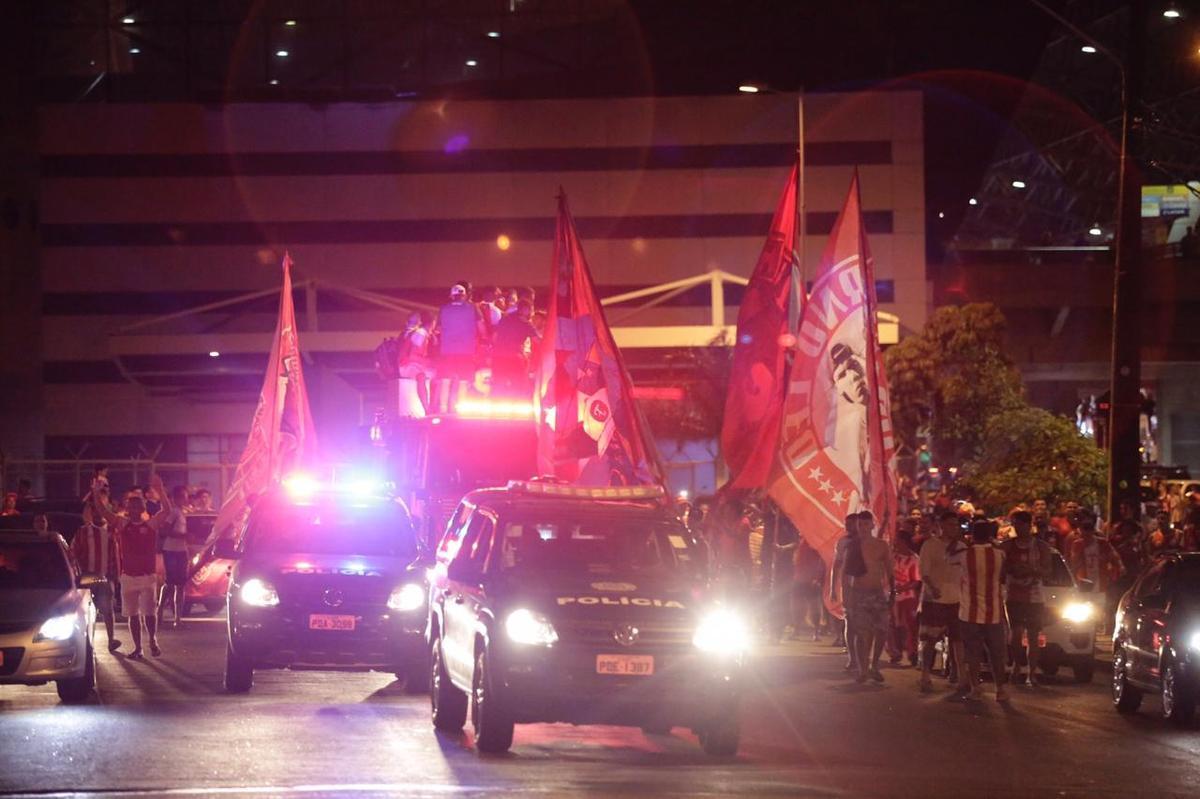 Jogadores, comisso tcnica e diretoria do Nutico foram recebidos com festa no desembarque aps a conquista do ttulo da Srie C do Campeonato Brasileiro, diante do Sampaio Corra. A delegao alvirrubra desembarcou em solo pernambucano pouco depois das 23h30 e seguiu em carro aberto para a sede do clube, no bairro dos Aflitos