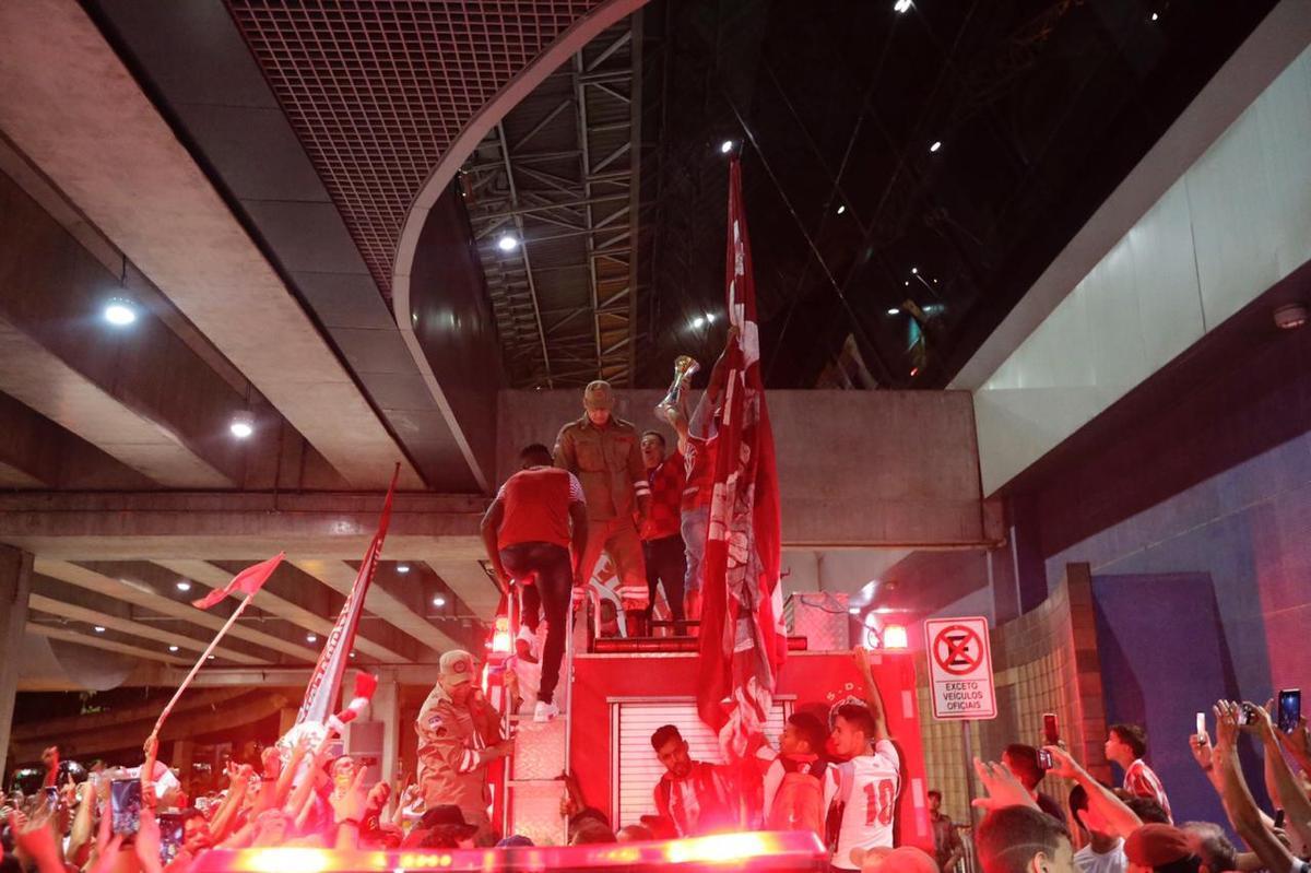Jogadores, comisso tcnica e diretoria do Nutico foram recebidos com festa no desembarque aps a conquista do ttulo da Srie C do Campeonato Brasileiro, diante do Sampaio Corra. A delegao alvirrubra desembarcou em solo pernambucano pouco depois das 23h30 e seguiu em carro aberto para a sede do clube, no bairro dos Aflitos