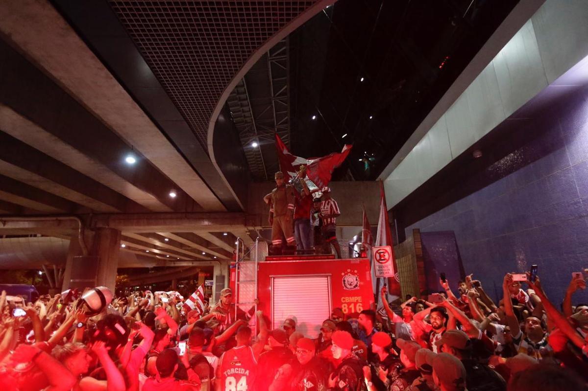 Jogadores, comisso tcnica e diretoria do Nutico foram recebidos com festa no desembarque aps a conquista do ttulo da Srie C do Campeonato Brasileiro, diante do Sampaio Corra. A delegao alvirrubra desembarcou em solo pernambucano pouco depois das 23h30 e seguiu em carro aberto para a sede do clube, no bairro dos Aflitos