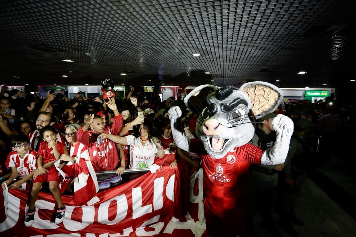 Jogadores, comisso tcnica e diretoria do Nutico foram recebidos com festa no desembarque aps a conquista do ttulo da Srie C do Campeonato Brasileiro, diante do Sampaio Corra. A delegao alvirrubra desembarcou em solo pernambucano pouco depois das 23h30 e seguiu em carro aberto para a sede do clube, no bairro dos Aflitos