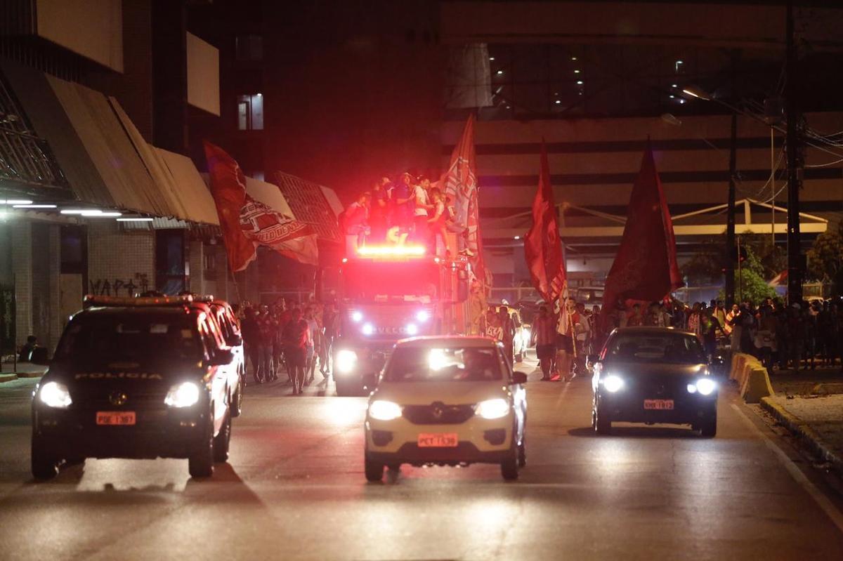 Jogadores, comisso tcnica e diretoria do Nutico foram recebidos com festa no desembarque aps a conquista do ttulo da Srie C do Campeonato Brasileiro, diante do Sampaio Corra. A delegao alvirrubra desembarcou em solo pernambucano pouco depois das 23h30 e seguiu em carro aberto para a sede do clube, no bairro dos Aflitos