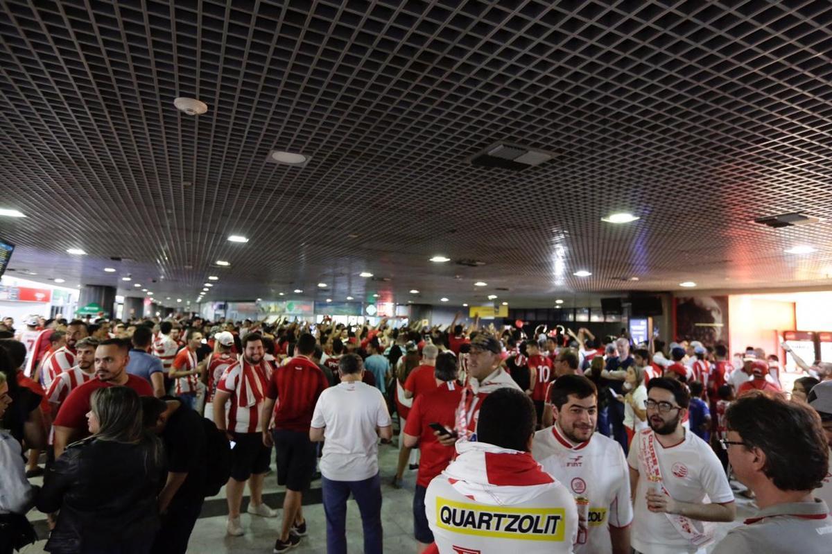 Jogadores, comisso tcnica e diretoria do Nutico foram recebidos com festa no desembarque aps a conquista do ttulo da Srie C do Campeonato Brasileiro, diante do Sampaio Corra. A delegao alvirrubra desembarcou em solo pernambucano pouco depois das 23h30 e seguiu em carro aberto para a sede do clube, no bairro dos Aflitos