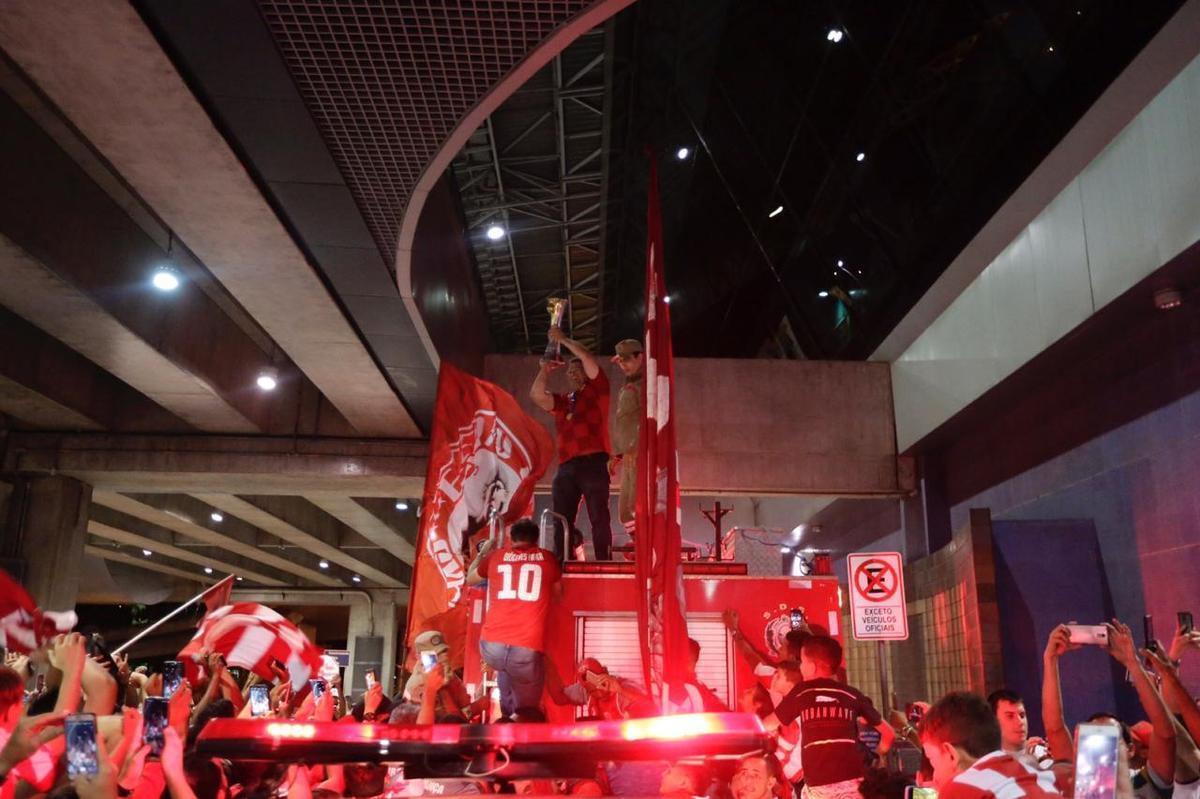 Jogadores, comisso tcnica e diretoria do Nutico foram recebidos com festa no desembarque aps a conquista do ttulo da Srie C do Campeonato Brasileiro, diante do Sampaio Corra. A delegao alvirrubra desembarcou em solo pernambucano pouco depois das 23h30 e seguiu em carro aberto para a sede do clube, no bairro dos Aflitos