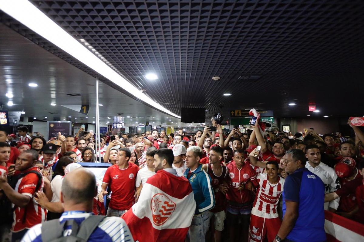 Jogadores, comisso tcnica e diretoria do Nutico foram recebidos com festa no desembarque aps a conquista do ttulo da Srie C do Campeonato Brasileiro, diante do Sampaio Corra. A delegao alvirrubra desembarcou em solo pernambucano pouco depois das 23h30 e seguiu em carro aberto para a sede do clube, no bairro dos Aflitos