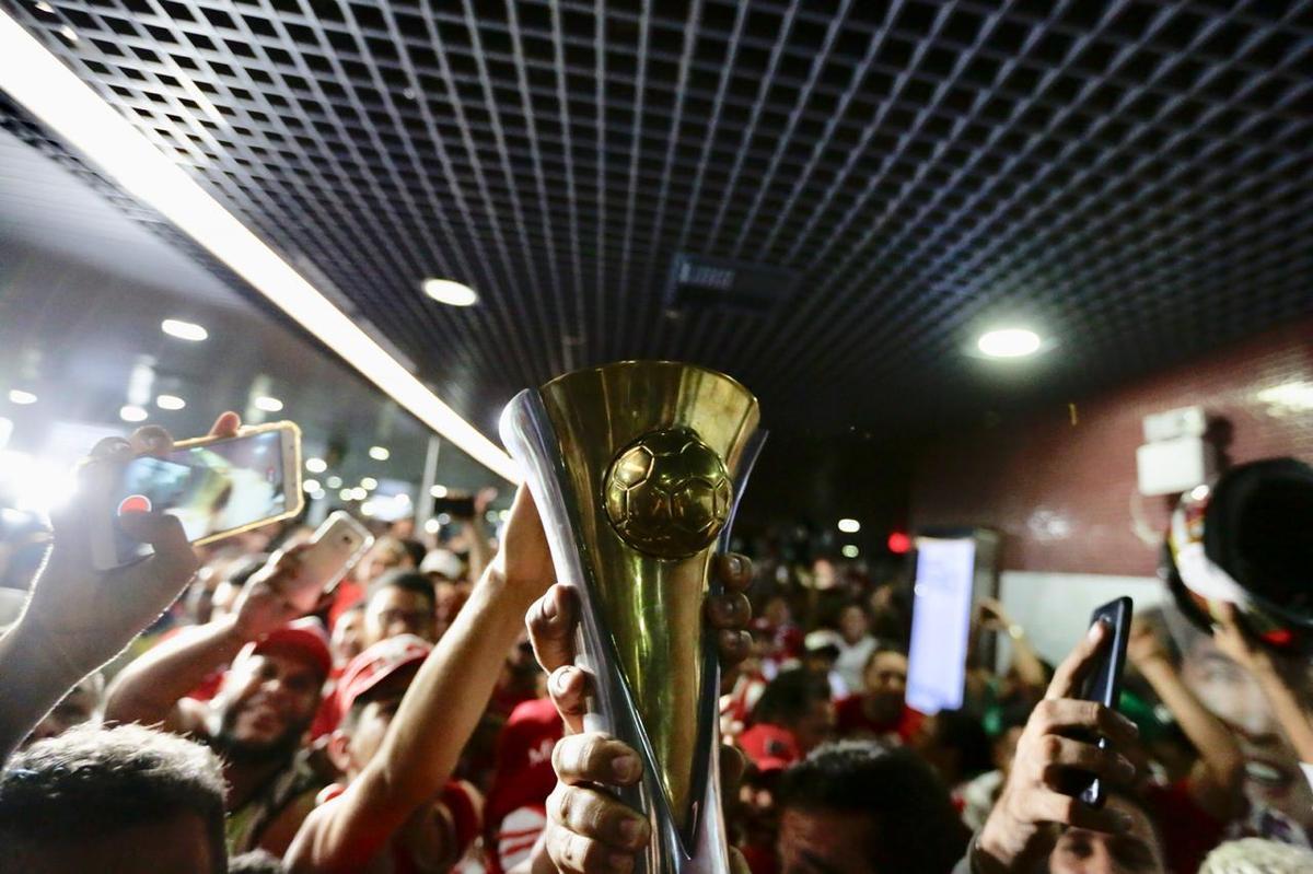 Jogadores, comisso tcnica e diretoria do Nutico foram recebidos com festa no desembarque aps a conquista do ttulo da Srie C do Campeonato Brasileiro, diante do Sampaio Corra. A delegao alvirrubra desembarcou em solo pernambucano pouco depois das 23h30 e seguiu em carro aberto para a sede do clube, no bairro dos Aflitos