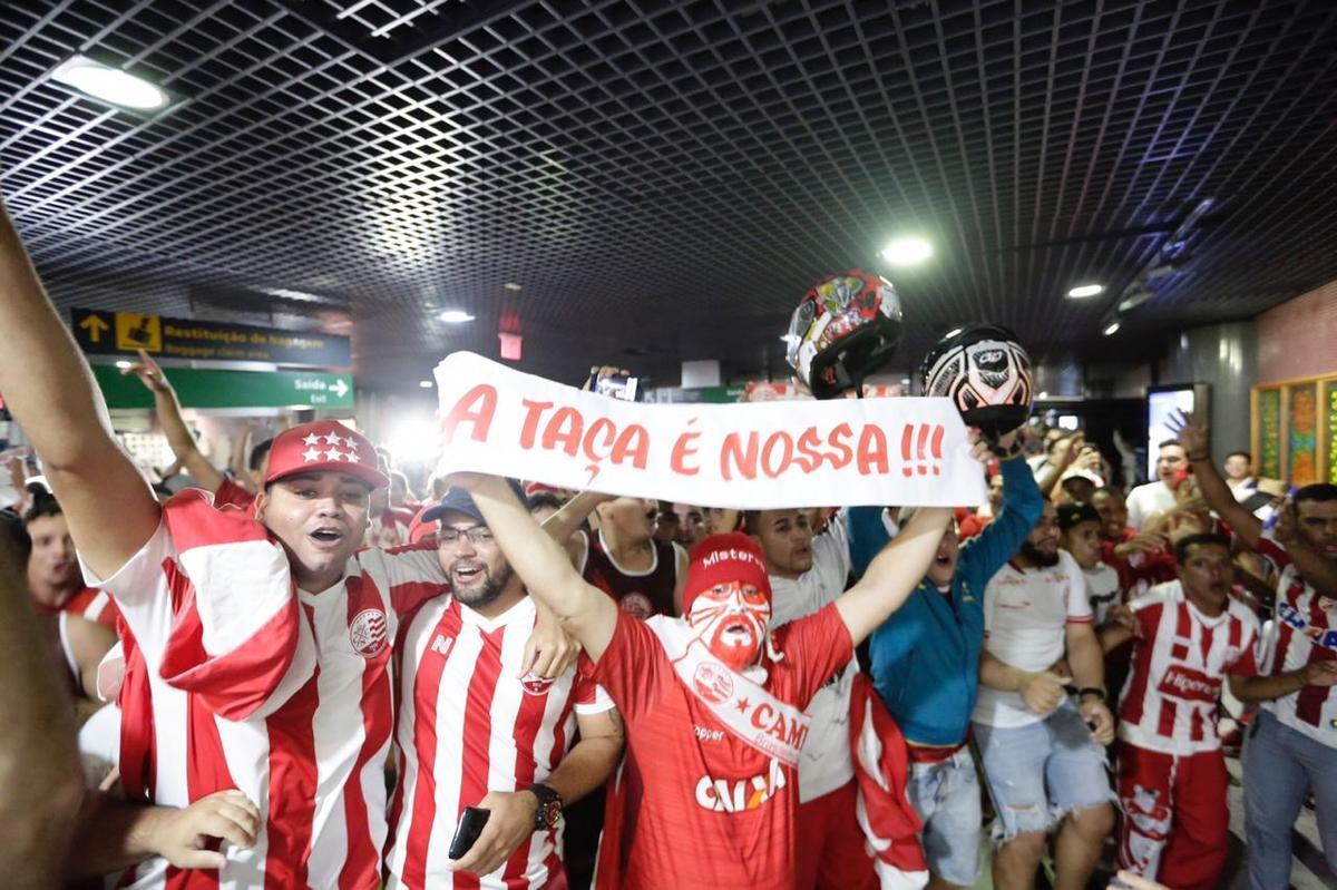Jogadores, comisso tcnica e diretoria do Nutico foram recebidos com festa no desembarque aps a conquista do ttulo da Srie C do Campeonato Brasileiro, diante do Sampaio Corra. A delegao alvirrubra desembarcou em solo pernambucano pouco depois das 23h30 e seguiu em carro aberto para a sede do clube, no bairro dos Aflitos