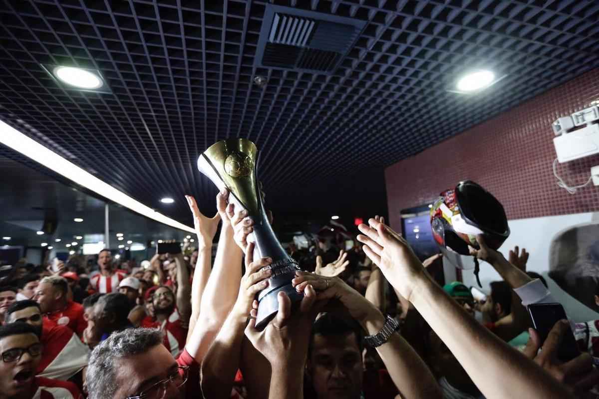 Jogadores, comisso tcnica e diretoria do Nutico foram recebidos com festa no desembarque aps a conquista do ttulo da Srie C do Campeonato Brasileiro, diante do Sampaio Corra. A delegao alvirrubra desembarcou em solo pernambucano pouco depois das 23h30 e seguiu em carro aberto para a sede do clube, no bairro dos Aflitos