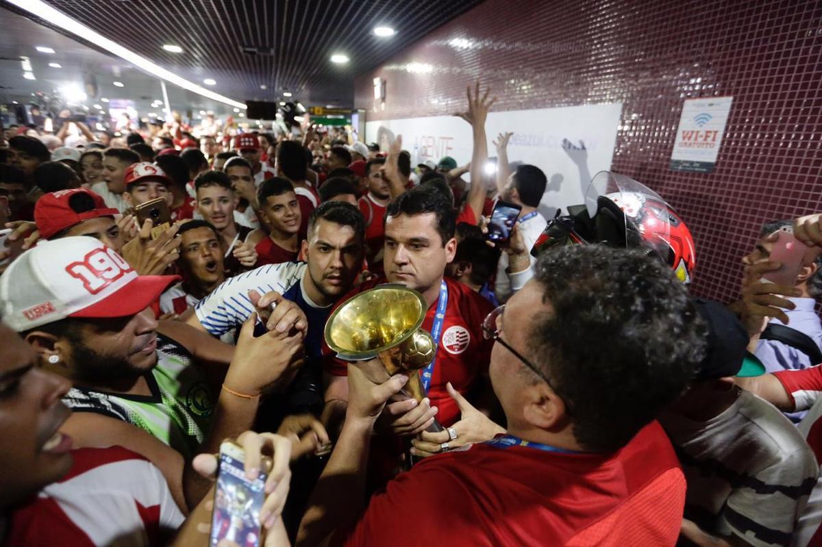 Jogadores, comisso tcnica e diretoria do Nutico foram recebidos com festa no desembarque aps a conquista do ttulo da Srie C do Campeonato Brasileiro, diante do Sampaio Corra. A delegao alvirrubra desembarcou em solo pernambucano pouco depois das 23h30 e seguiu em carro aberto para a sede do clube, no bairro dos Aflitos