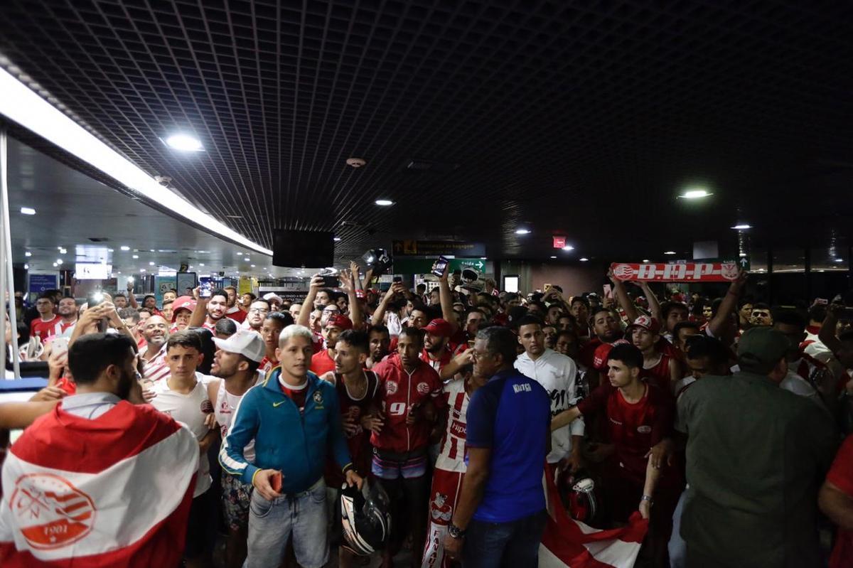Jogadores, comisso tcnica e diretoria do Nutico foram recebidos com festa no desembarque aps a conquista do ttulo da Srie C do Campeonato Brasileiro, diante do Sampaio Corra. A delegao alvirrubra desembarcou em solo pernambucano pouco depois das 23h30 e seguiu em carro aberto para a sede do clube, no bairro dos Aflitos