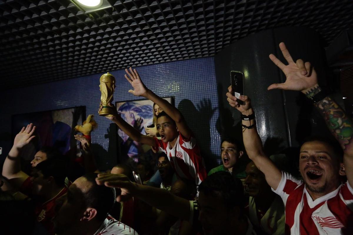 Jogadores, comisso tcnica e diretoria do Nutico foram recebidos com festa no desembarque aps a conquista do ttulo da Srie C do Campeonato Brasileiro, diante do Sampaio Corra. A delegao alvirrubra desembarcou em solo pernambucano pouco depois das 23h30 e seguiu em carro aberto para a sede do clube, no bairro dos Aflitos