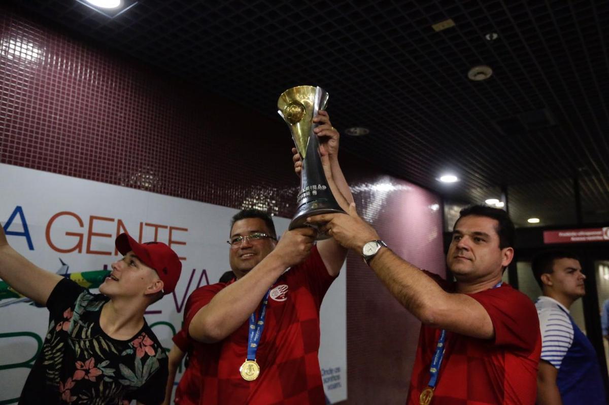 Jogadores, comisso tcnica e diretoria do Nutico foram recebidos com festa no desembarque aps a conquista do ttulo da Srie C do Campeonato Brasileiro, diante do Sampaio Corra. A delegao alvirrubra desembarcou em solo pernambucano pouco depois das 23h30 e seguiu em carro aberto para a sede do clube, no bairro dos Aflitos