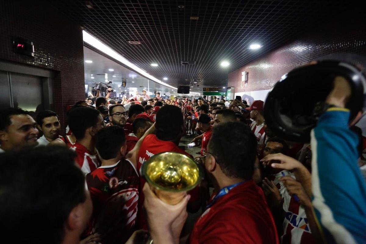 Jogadores, comisso tcnica e diretoria do Nutico foram recebidos com festa no desembarque aps a conquista do ttulo da Srie C do Campeonato Brasileiro, diante do Sampaio Corra. A delegao alvirrubra desembarcou em solo pernambucano pouco depois das 23h30 e seguiu em carro aberto para a sede do clube, no bairro dos Aflitos
