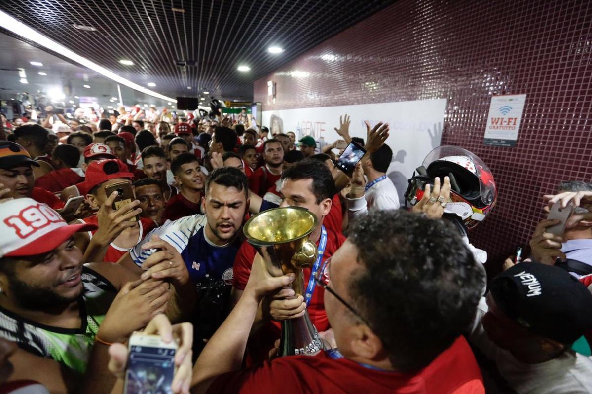 Jogadores, comisso tcnica e diretoria do Nutico foram recebidos com festa no desembarque aps a conquista do ttulo da Srie C do Campeonato Brasileiro, diante do Sampaio Corra. A delegao alvirrubra desembarcou em solo pernambucano pouco depois das 23h30 e seguiu em carro aberto para a sede do clube, no bairro dos Aflitos