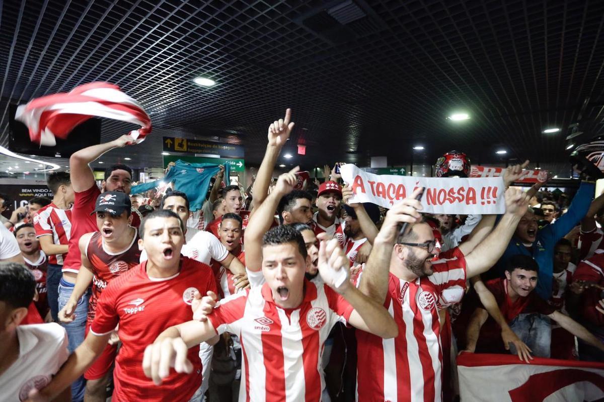 Jogadores, comisso tcnica e diretoria do Nutico foram recebidos com festa no desembarque aps a conquista do ttulo da Srie C do Campeonato Brasileiro, diante do Sampaio Corra. A delegao alvirrubra desembarcou em solo pernambucano pouco depois das 23h30 e seguiu em carro aberto para a sede do clube, no bairro dos Aflitos