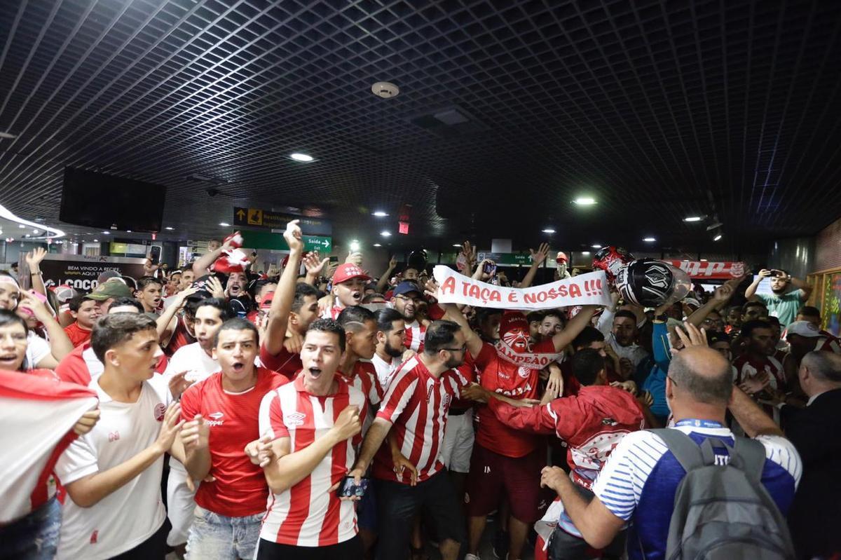 Jogadores, comisso tcnica e diretoria do Nutico foram recebidos com festa no desembarque aps a conquista do ttulo da Srie C do Campeonato Brasileiro, diante do Sampaio Corra. A delegao alvirrubra desembarcou em solo pernambucano pouco depois das 23h30 e seguiu em carro aberto para a sede do clube, no bairro dos Aflitos