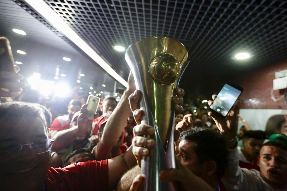 Jogadores, comisso tcnica e diretoria do Nutico foram recebidos com festa no desembarque aps a conquista do ttulo da Srie C do Campeonato Brasileiro, diante do Sampaio Corra. A delegao alvirrubra desembarcou em solo pernambucano pouco depois das 23h30 e seguiu em carro aberto para a sede do clube, no bairro dos Aflitos