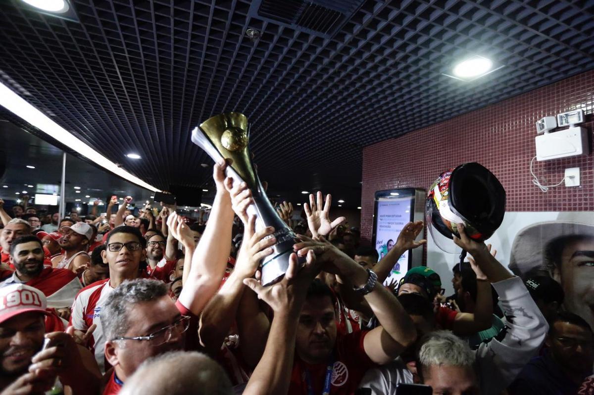 Jogadores, comisso tcnica e diretoria do Nutico foram recebidos com festa no desembarque aps a conquista do ttulo da Srie C do Campeonato Brasileiro, diante do Sampaio Corra. A delegao alvirrubra desembarcou em solo pernambucano pouco depois das 23h30 e seguiu em carro aberto para a sede do clube, no bairro dos Aflitos