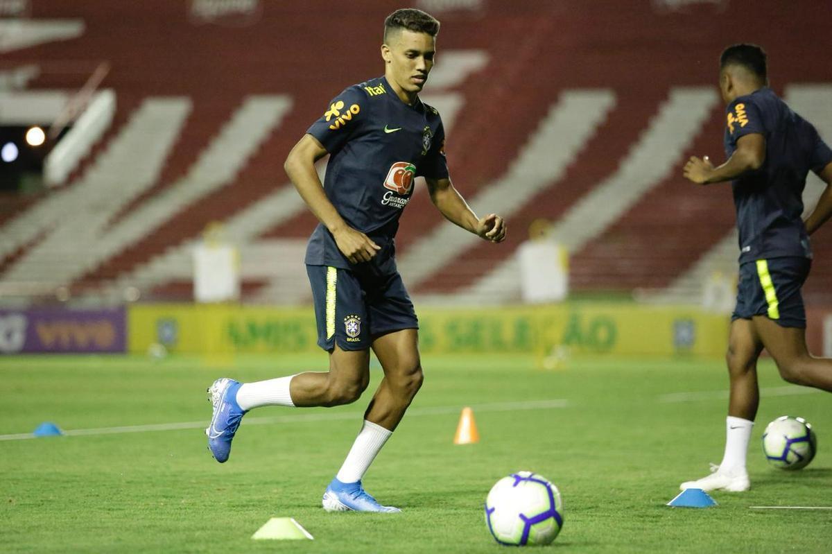 O meio-campista Bruno Guimares, do Athltico, o atacante Pedro, da Fiorentina, o meia Pedrinho, do Corinthians e o atacante Rodrigo, do Real Madrid, so alguns dos jogadores mais importantes do elenco   