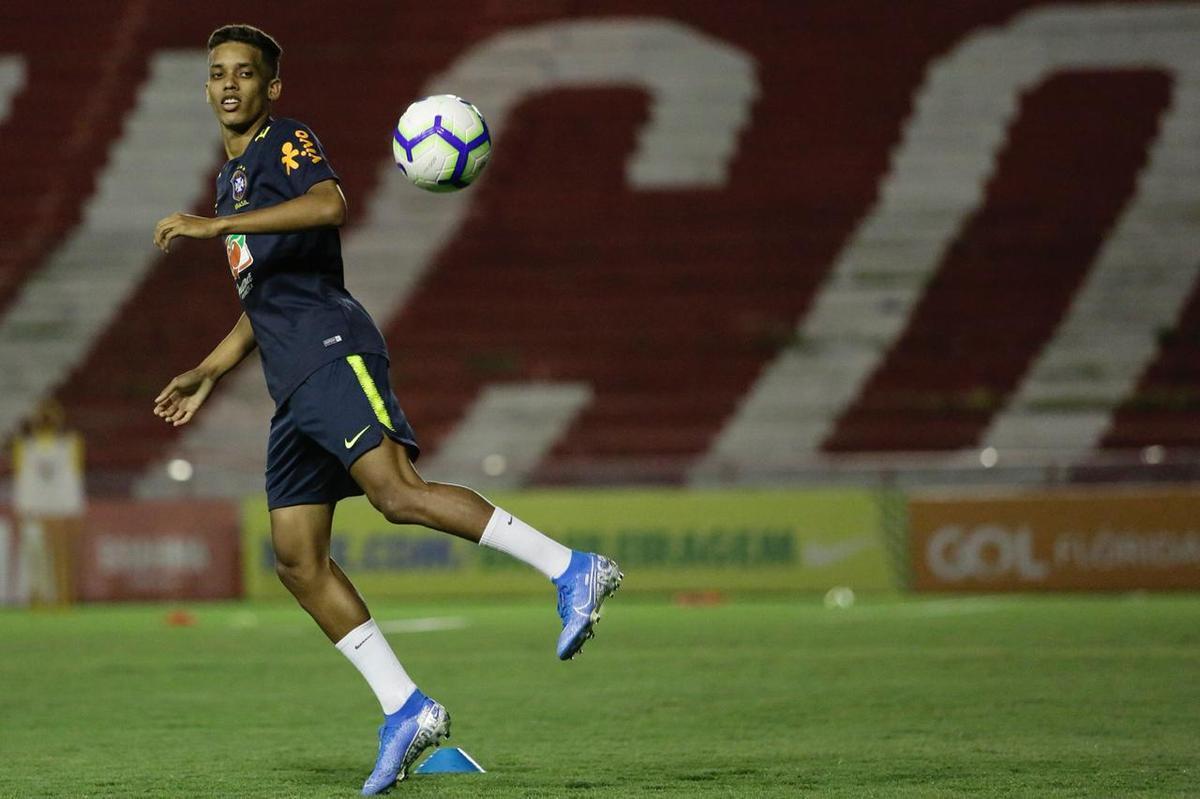 O meio-campista Bruno Guimares, do Athltico, o atacante Pedro, da Fiorentina, o meia Pedrinho, do Corinthians e o atacante Rodrigo, do Real Madrid, so alguns dos jogadores mais importantes do elenco   