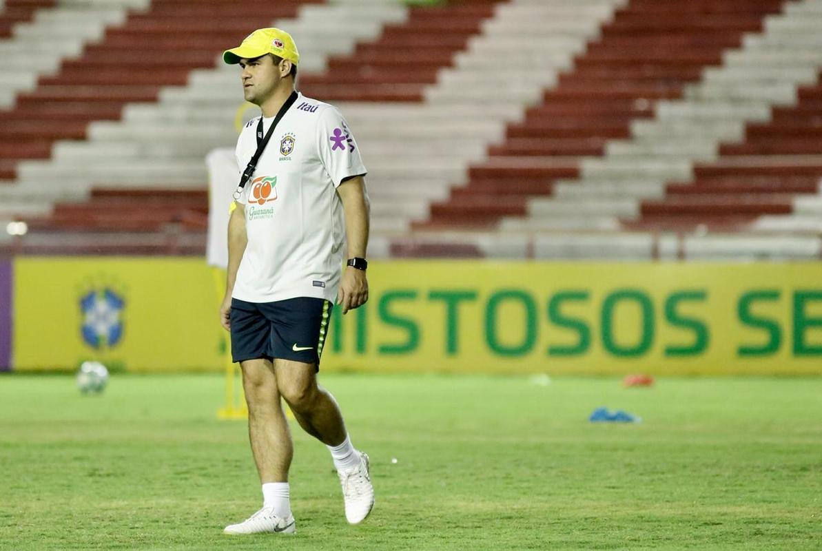 O meio-campista Bruno Guimares, do Athltico, o atacante Pedro, da Fiorentina, o meia Pedrinho, do Corinthians e o atacante Rodrigo, do Real Madrid, so alguns dos jogadores mais importantes do elenco 