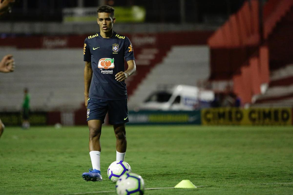 O meio-campista Bruno Guimares, do Athltico, o atacante Pedro, da Fiorentina, o meia Pedrinho, do Corinthians e o atacante Rodrigo, do Real Madrid, so alguns dos jogadores mais importantes do elenco   