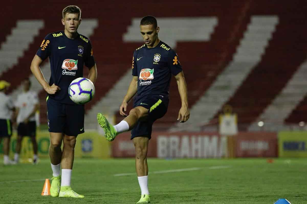O meio-campista Bruno Guimares, do Athltico, o atacante Pedro, da Fiorentina, o meia Pedrinho, do Corinthians e o atacante Rodrigo, do Real Madrid, so alguns dos jogadores mais importantes do elenco   