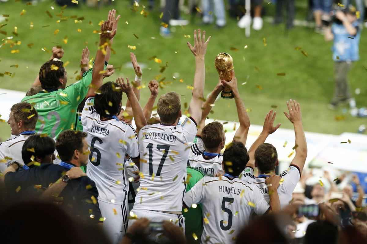 Equipe alem levantando a taa campe da Copa do Mundo de 2014