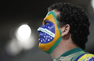 Torcedor brasileiro com o rosto pintado com a bandeira nacional