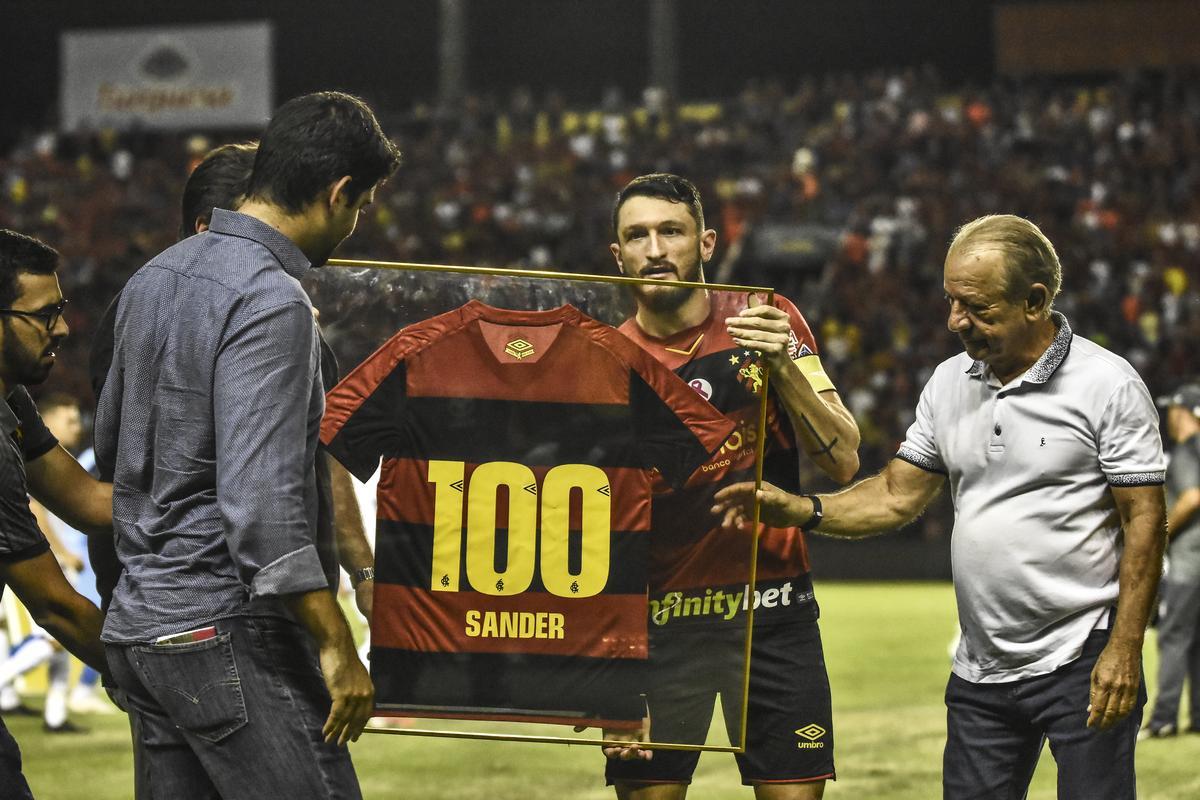 Diante do Paran, o jogador completou a marca de 100 jogos com a camisa do Leo. Sander recebeu placa e foi homenageado pela diretoria do clube antes da partida. 