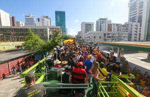 Junto aos jogadores, torcida do Sport faz percurso da Avenida Boa Viagem at  Ilha do Retiro, comemorando o acesso  Srie A do Campeonato Brasileiro