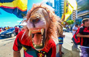 Junto aos jogadores, torcida do Sport faz percurso da Avenida Boa Viagem at  Ilha do Retiro, comemorando o acesso  Srie A do Campeonato Brasileiro