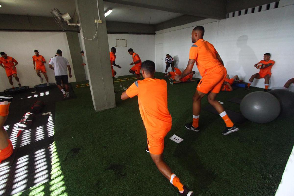 A reapresentao do elenco contou com o goleiro Carlos Miguel, ex-Internacional, o meia Diogo, ex-Atltico-AC e o volante Jlio Romo, ex-Ponte Preta, todos novidades para o elenco Tricolor de 2020 