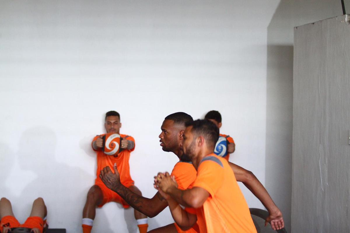 A reapresentao do elenco contou com o goleiro Carlos Miguel, ex-Internacional, o meia Diogo, ex-Atltico-AC e o volante Jlio Romo, ex-Ponte Preta, todos novidades para o elenco Tricolor de 2020 