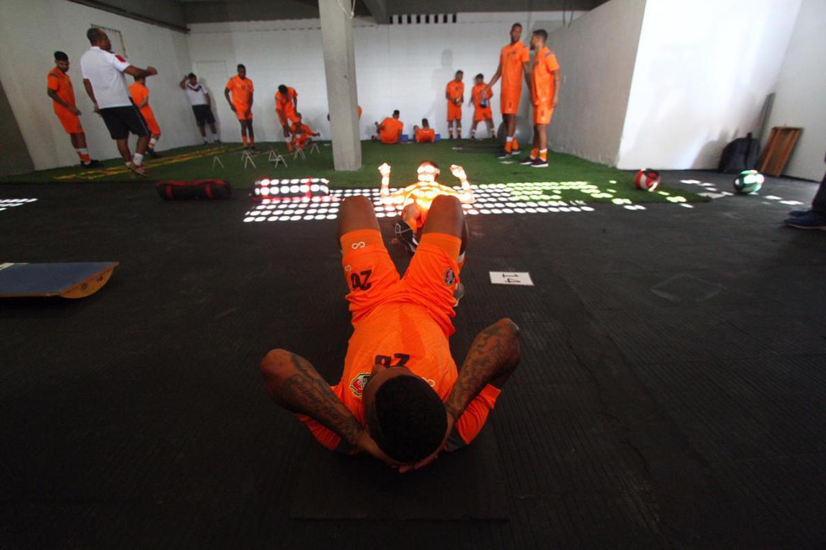 A reapresentao do elenco contou com o goleiro Carlos Miguel, ex-Internacional, o meia Diogo, ex-Atltico-AC e o volante Jlio Romo, ex-Ponte Preta, todos novidades para o elenco Tricolor de 2020 