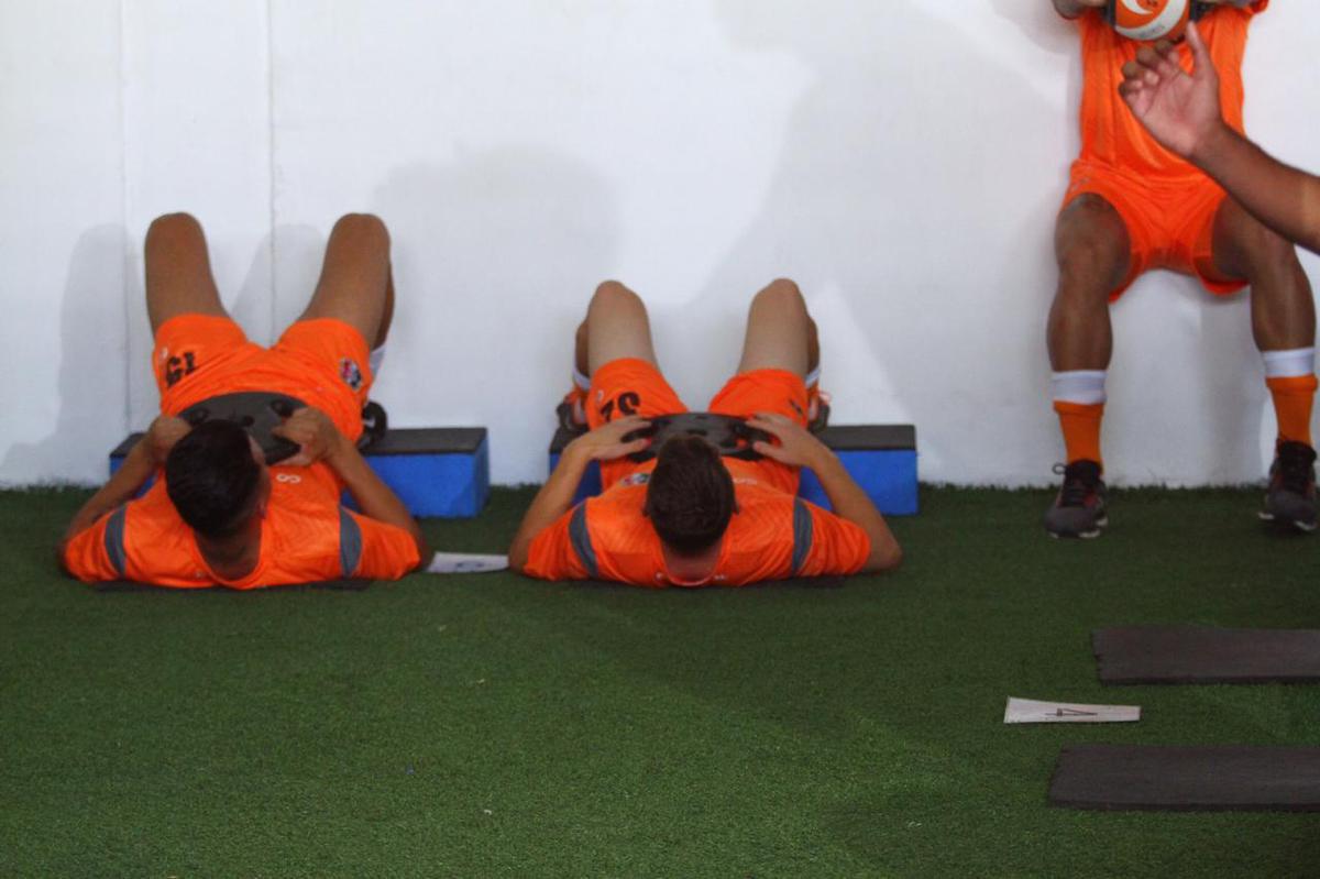 A reapresentao do elenco contou com o goleiro Carlos Miguel, ex-Internacional, o meia Diogo, ex-Atltico-AC e o volante Jlio Romo, ex-Ponte Preta, todos novidades para o elenco Tricolor de 2020 