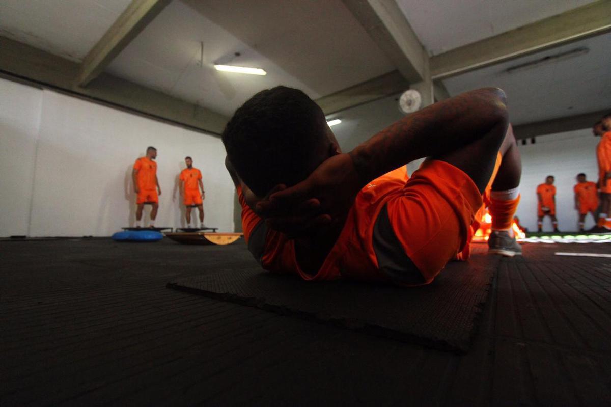 A reapresentao do elenco contou com o goleiro Carlos Miguel, ex-Internacional, o meia Diogo, ex-Atltico-AC e o volante Jlio Romo, ex-Ponte Preta, todos novidades para o elenco Tricolor de 2020 