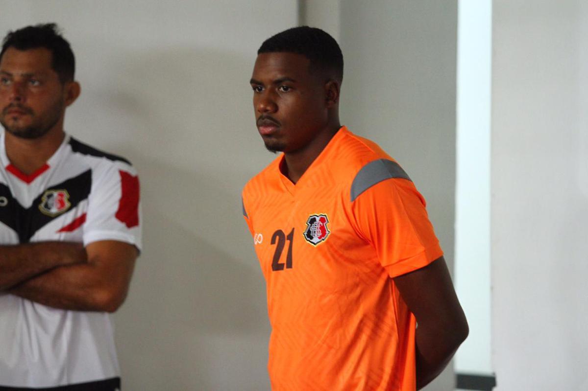 A reapresentao do elenco contou com o goleiro Carlos Miguel, ex-Internacional, o meia Diogo, ex-Atltico-AC e o volante Jlio Romo, ex-Ponte Preta, todos novidades para o elenco Tricolor de 2020 