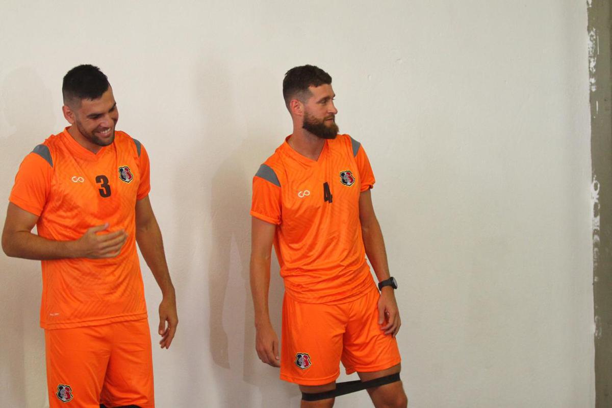 A reapresentao do elenco contou com o goleiro Carlos Miguel, ex-Internacional, o meia Diogo, ex-Atltico-AC e o volante Jlio Romo, ex-Ponte Preta, todos novidades para o elenco Tricolor de 2020 