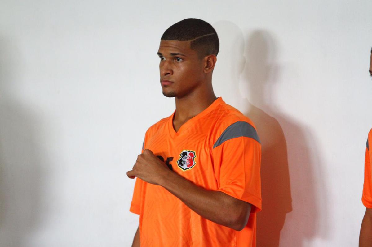 A reapresentao do elenco contou com o goleiro Carlos Miguel, ex-Internacional, o meia Diogo, ex-Atltico-AC e o volante Jlio Romo, ex-Ponte Preta, todos novidades para o elenco Tricolor de 2020 