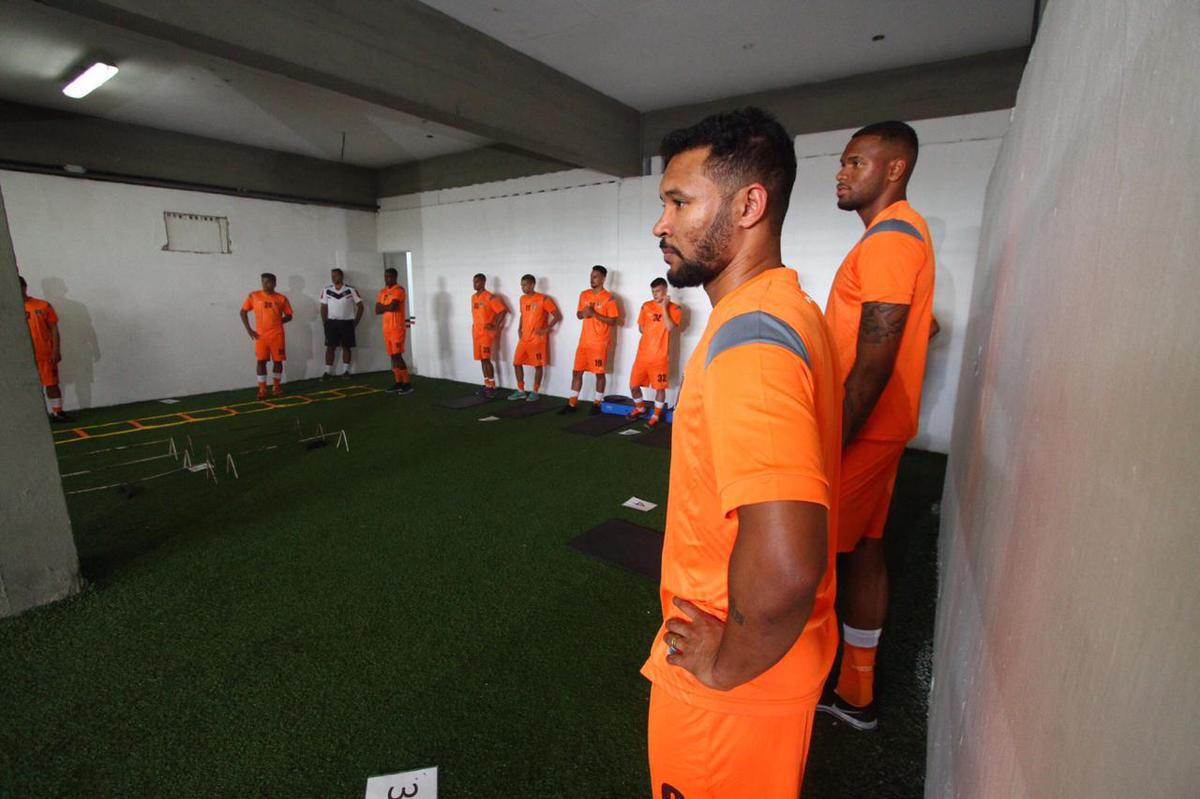 A reapresentao do elenco contou com o goleiro Carlos Miguel, ex-Internacional, o meia Diogo, ex-Atltico-AC e o volante Jlio Romo, ex-Ponte Preta, todos novidades para o elenco Tricolor de 2020 