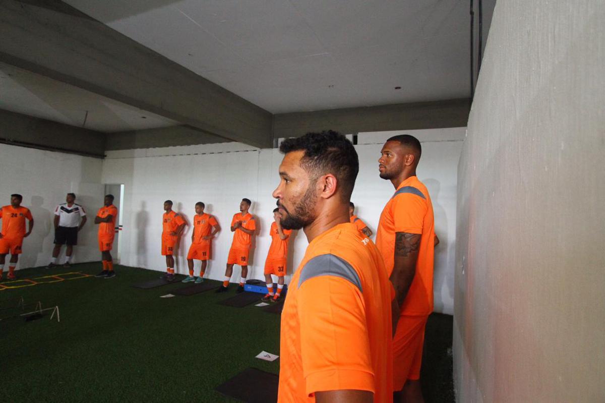 A reapresentao do elenco contou com o goleiro Carlos Miguel, ex-Internacional, o meia Diogo, ex-Atltico-AC e o volante Jlio Romo, ex-Ponte Preta, todos novidades para o elenco Tricolor de 2020 