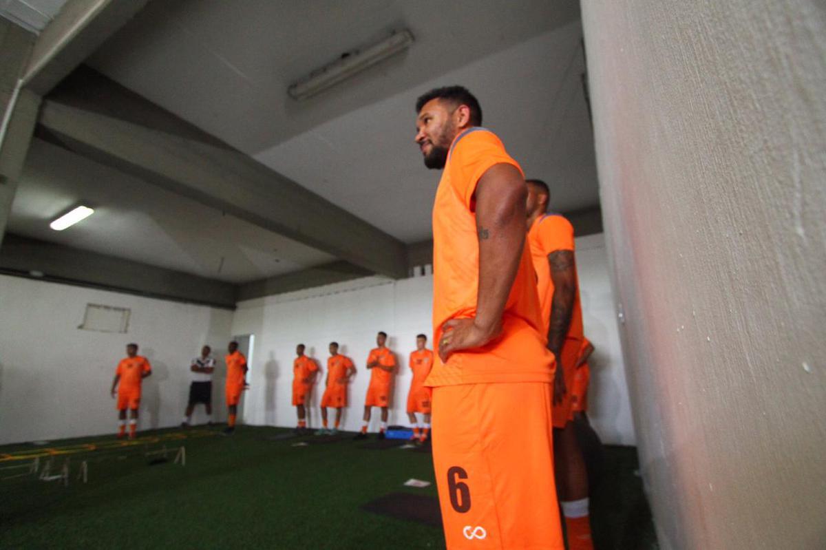 A reapresentao do elenco contou com o goleiro Carlos Miguel, ex-Internacional, o meia Diogo, ex-Atltico-AC e o volante Jlio Romo, ex-Ponte Preta, todos novidades para o elenco Tricolor de 2020 